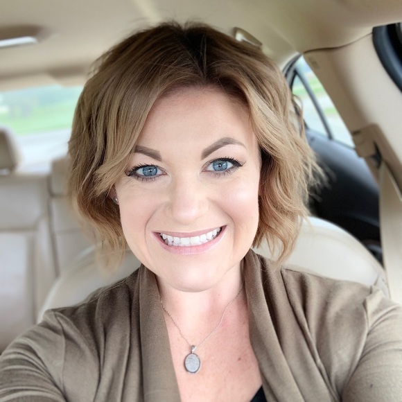 Meet your Posher, Candace - Picture 3 of 3